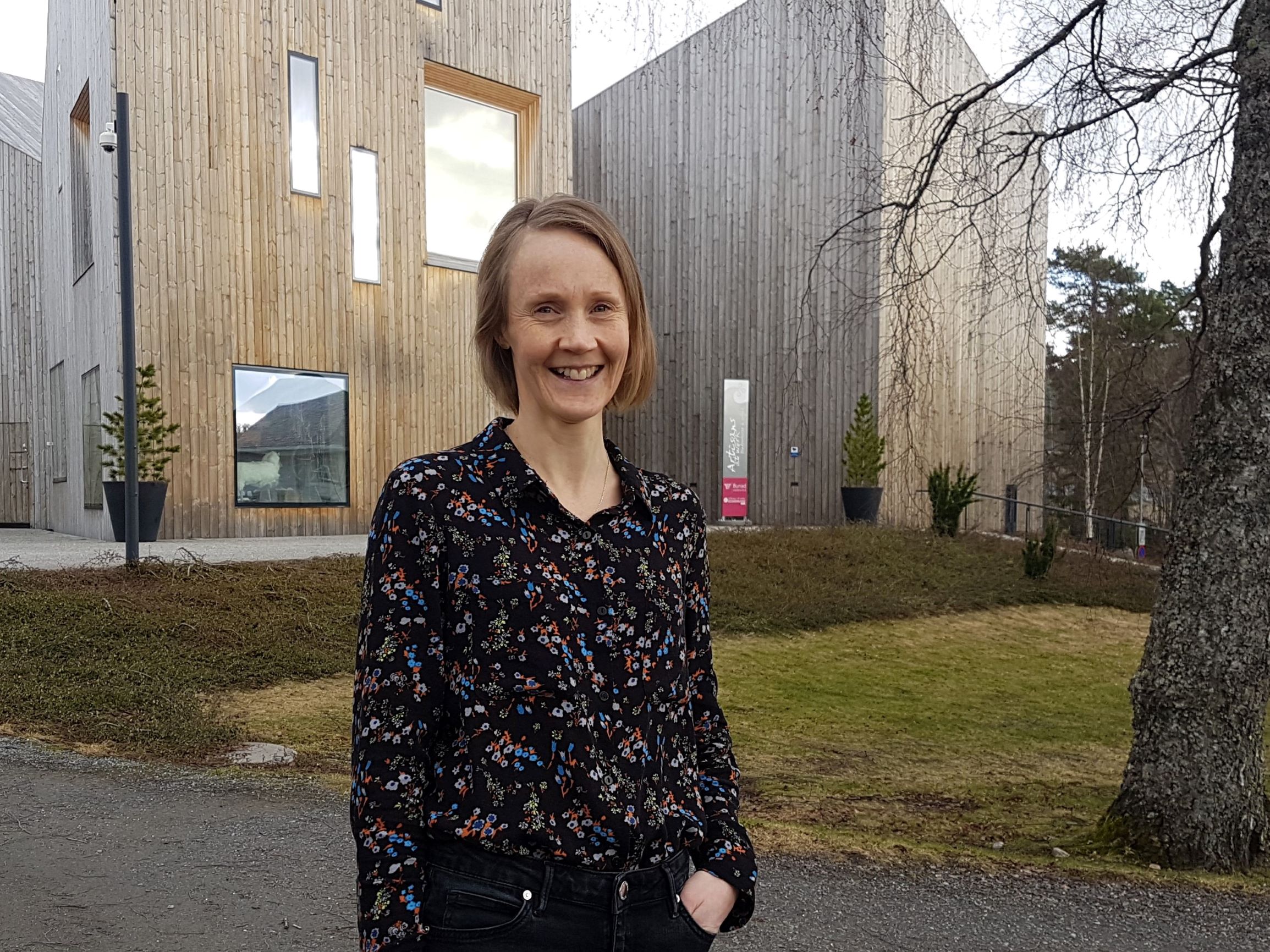 Guri Kaurstad Skrove signerte kontrakt på Krona 26.03.2021